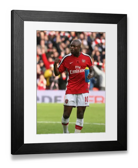 Framed Print : William Gallas Triumphant Moment: Arsenal's 2-1 Victory over Manchester United, 2008