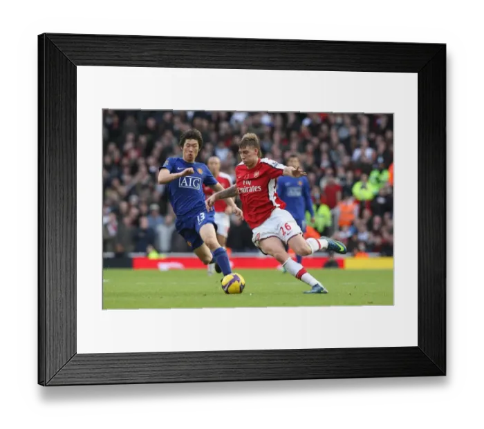 Framed Print : Nicklas Bendtner (Arsenal) Ji Sung Park (Manchester United) Framed Print : Nicklas Bendtner (Arsenal) Ji Sung Park (Manchester United)