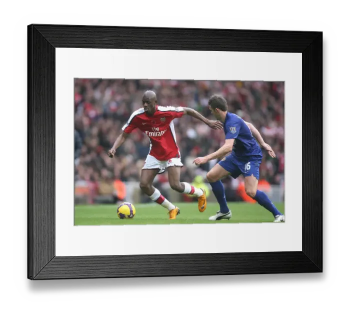 Framed Print : Abu Diaby (Arsenal) Michael Carrick (Manchester United) Framed Print : Abu Diaby (Arsenal) Michael Carrick (Manchester United)