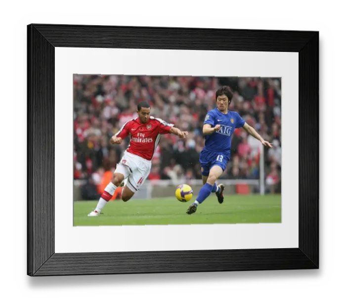 Framed Print : Theo Walcott (Arsenal) Ji Sung Park (Manchester United) Framed Print : Theo Walcott (Arsenal) Ji Sung Park (Manchester United)
