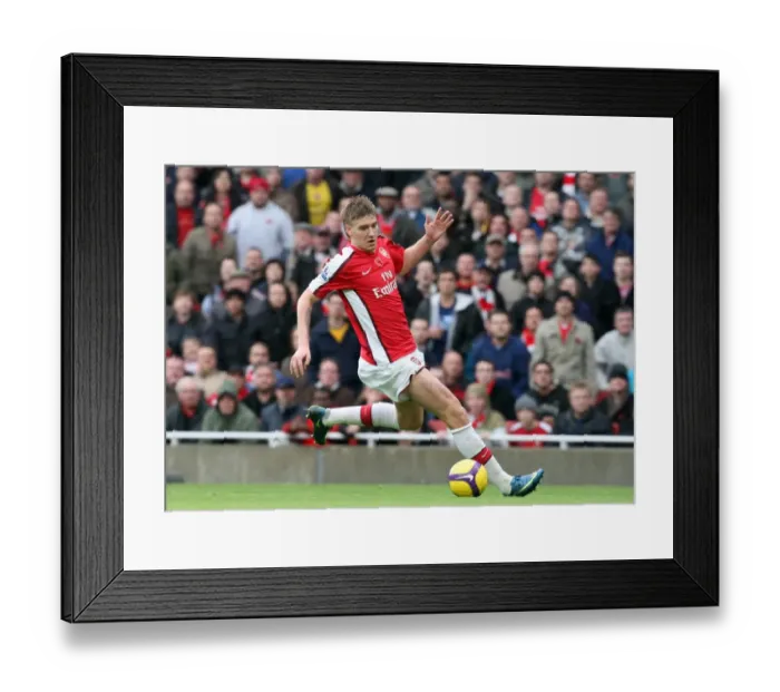 Framed Print : Bendtner's Strike: Arsenal's Thrilling 2-1 Victory Over Manchester United in the Barclays Premier League at Emirates Stadium (08 / 11 / 08)