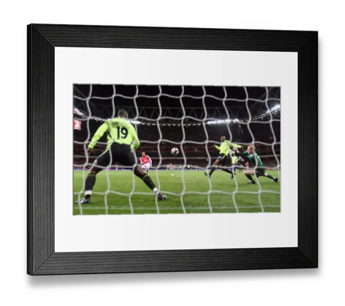 Framed Print : Jay Simpson scores his and Arsenals 2nd goal past