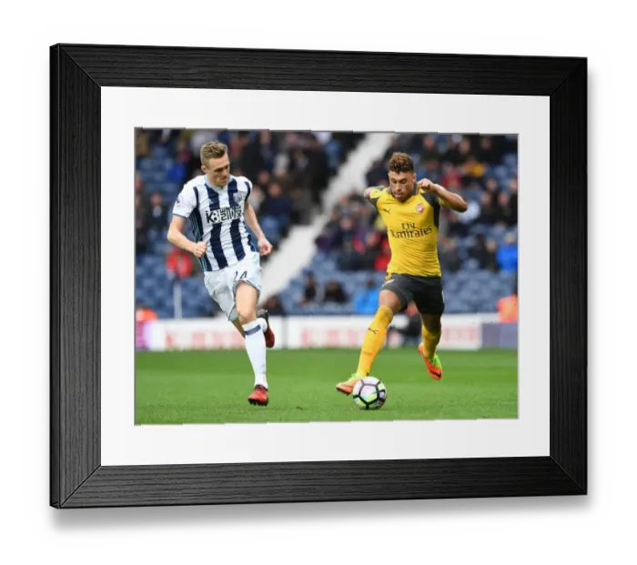 Framed Print : Arsenal's Alex Oxlade-Chamberlain Outmaneuvers Darren Fletcher in Premier League Clash Framed Print : Arsenal's Alex Oxlade-Chamberlain Outmaneuvers Darren Fletcher in Premier League Clash