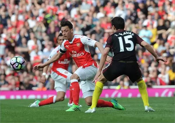 Mesut Ozil in Action: Arsenal vs Manchester City, Premier League 2016-17