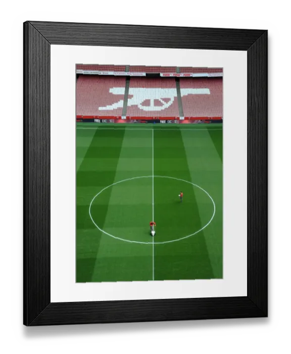 Framed Print : Arsenal vs Manchester City: Emirates Stadium Battle, Premier League 2016-17
