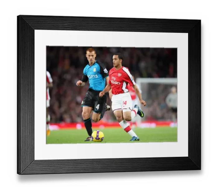 Framed Print : Theo Walcott (Arsenal) Steve Sidwell (Villa) Framed Print : Theo Walcott (Arsenal) Steve Sidwell (Villa)