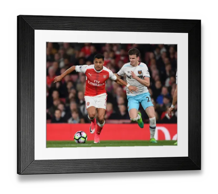 Framed Print : Arsenal's Alexis Sanchez Outmaneuvers West Ham's Sam Byram