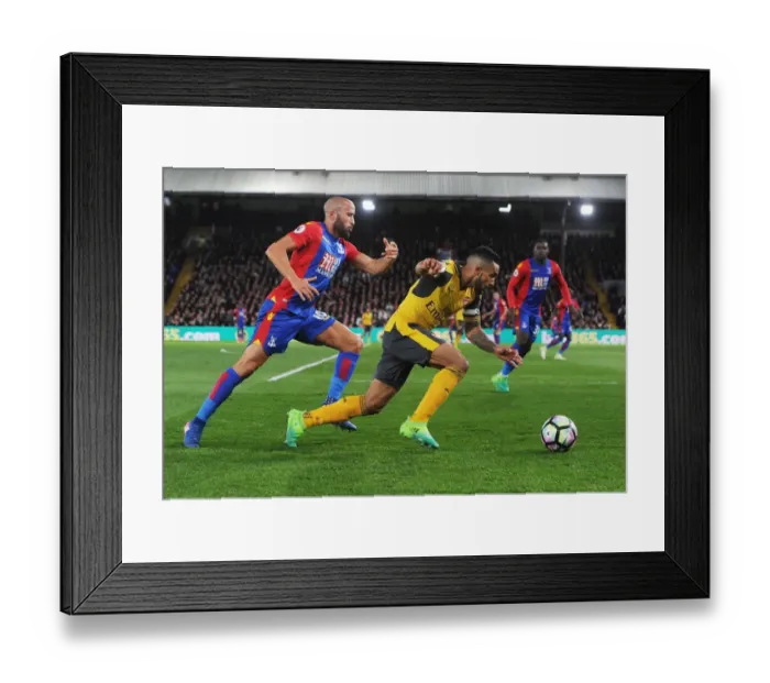 Framed Print : Intense Rivalry: Theo Walcott vs Andros Townsend Battle at Selhurst Park - Premier League 2016-17