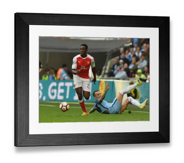 Framed Print : Arsenal's Danny Welbeck vs. Manchester City's Nicolas Otamendi: A FA Cup Semi-Final Battle