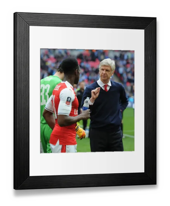 Framed Print : Arsene Wenger Consulting with Danny Welbeck during Arsenal's FA Cup Semi-Final Clash against Manchester City