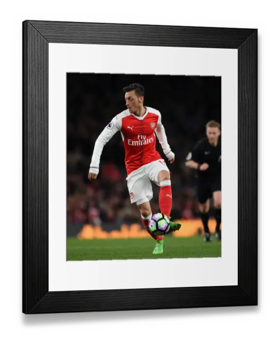 Framed Print : Mesut Ozil in Action: Arsenal vs Leicester City, Premier League 2016-17 Framed Print : Mesut Ozil in Action: Arsenal vs Leicester City, Premier League 2016-17