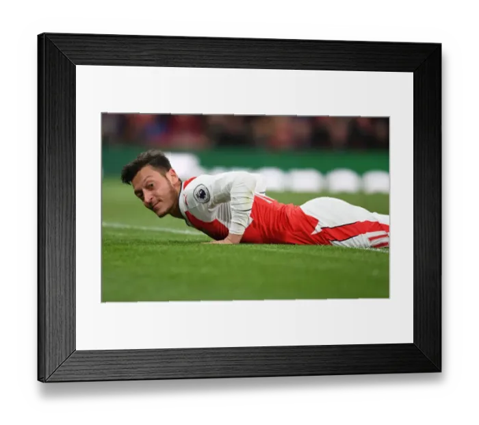 Framed Print : Mesut Ozil in Action: Arsenal vs Leicester City, Premier League 2016-17
