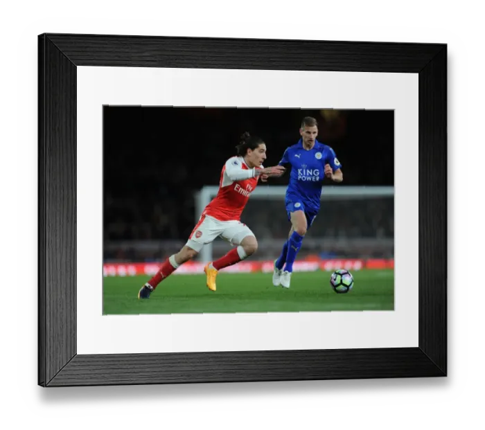 Framed Print : Arsenal's Hector Bellerin Faces Off Against Leicester's Marc Albrighton in Premier League Clash