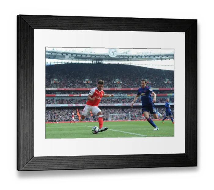 Framed Print : Clash at Emirates: Matteo Darmian Holds Off Alex Oxlade-Chamberlain Framed Print : Clash at Emirates: Matteo Darmian Holds Off Alex Oxlade-Chamberlain