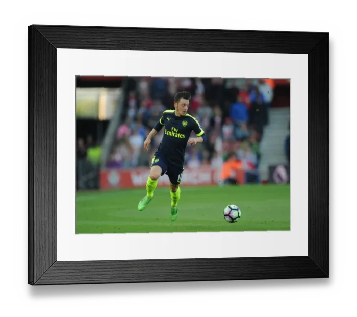 Framed Print : Mesut Ozil in Action: Southampton vs Arsenal, Premier League 2016-17 Framed Print : Mesut Ozil in Action: Southampton vs Arsenal, Premier League 2016-17