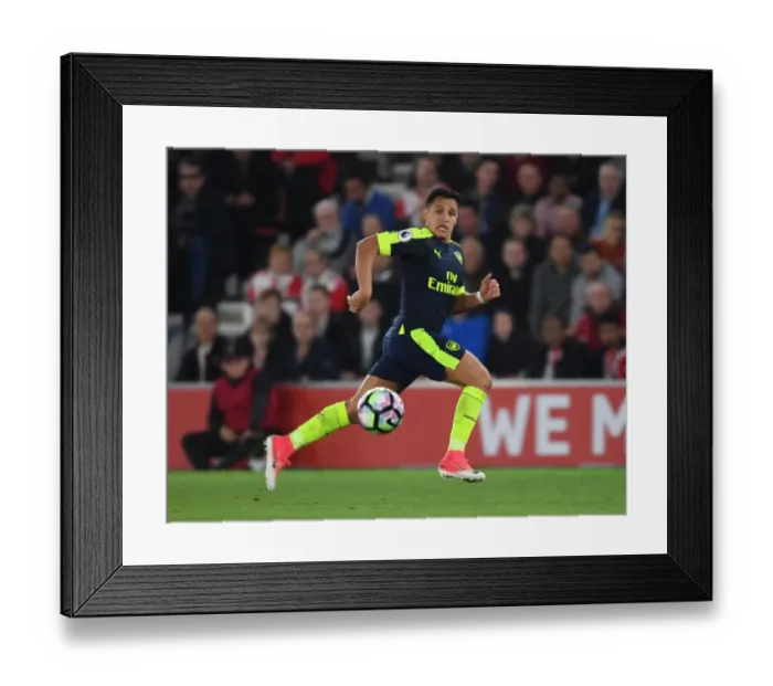 Framed Print : Alexis Sanchez in Action: Southampton vs Arsenal, Premier League 2016-17