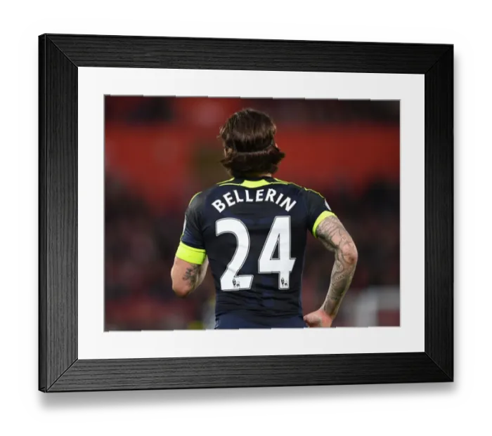 Framed Print : Hector Bellerin in Action: Southampton vs Arsenal, Premier League 2016-17