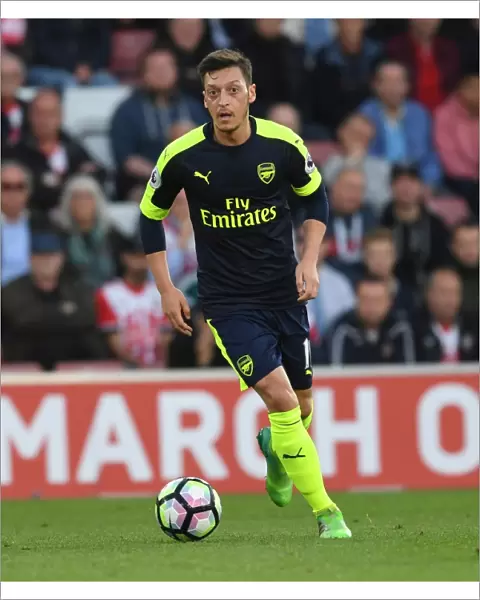 Mesut Ozil in Action: Southampton vs Arsenal, Premier League 2016-17