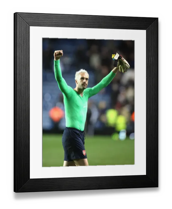 Framed Print : Arsenal goalkeeper Manuel Amunia salutes the fans after the match
