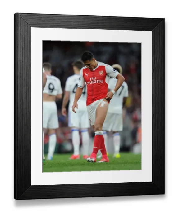 Framed Print : Alexis Sanchez: Arsenal's Premier League Star in Action Against Sunderland (2016-17) Framed Print : Alexis Sanchez: Arsenal's Premier League Star in Action Against Sunderland (2016-17)