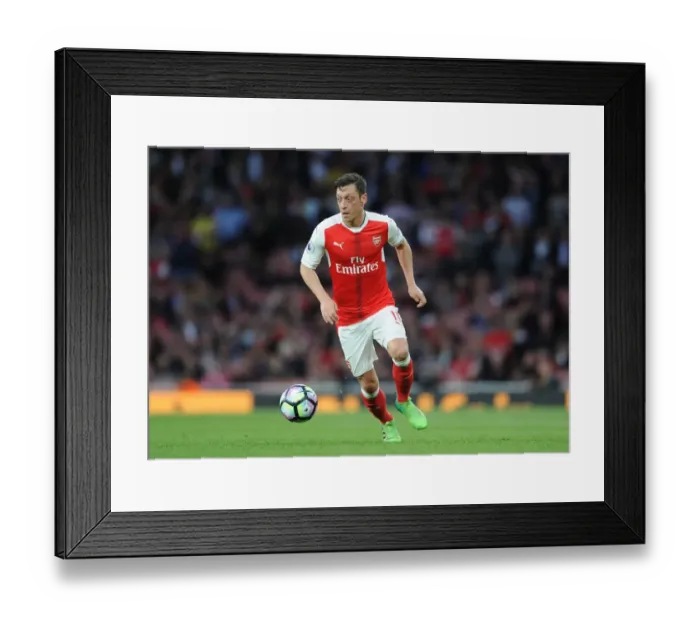 Framed Print : Mesut Ozil in Action: Arsenal vs Sunderland, Premier League 2016-17