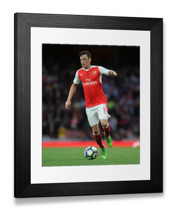 Framed Print : Mesut Ozil in Action: Arsenal vs Sunderland, Premier League 2016-17