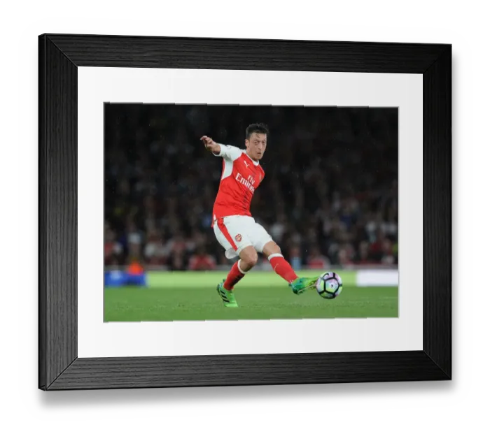 Framed Print : Mesut Ozil in Action: Arsenal vs Sunderland, Premier League 2016-17