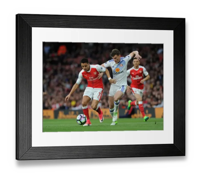 Framed Print : Arsenal's Alexis Sanchez vs. Sunderland's Billy Jones: A Premier League Face-Off