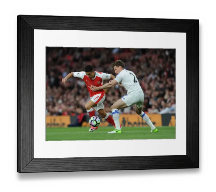 Framed Print : Arsenal's Alexis Sanchez Faces Off Against Sunderland's Billy Jones in Premier League Clash