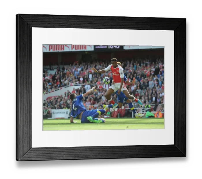 Framed Print : Arsenal's Alex Iwobi Faces Off Against Everton's Morgan Schneiderlin and Mason Holgate