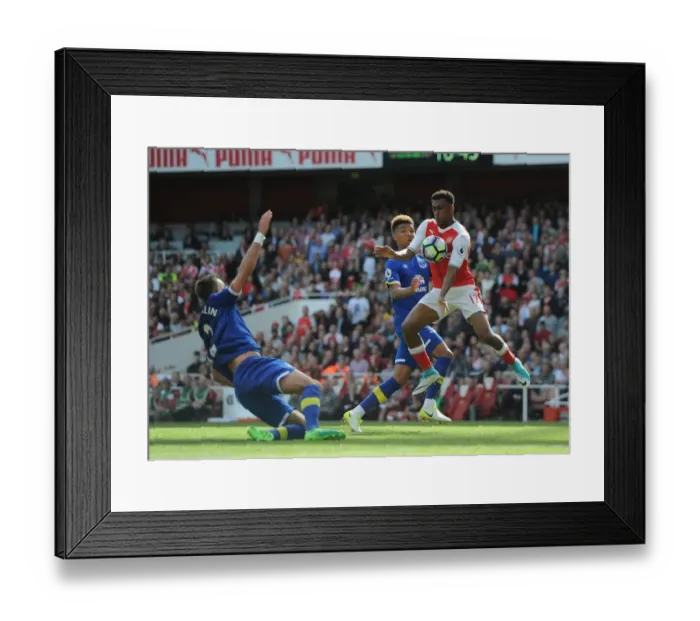 Framed Print : Arsenal's Alex Iwobi Faces Off Against Everton Duo Mason Holgate and Morgan Schneiderlin