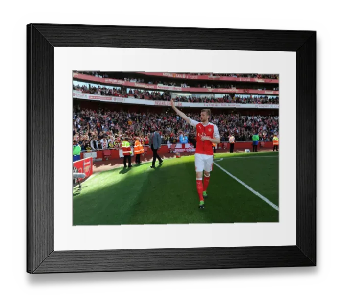 Framed Print : Per Mertesacker's Emotional Farewell: Arsenal v Everton, 2016-17
