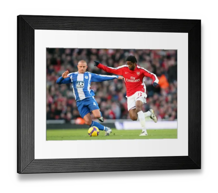 Framed Print : Alex Song (Arsenal) Lee Catermole (Wigan) Framed Print : Alex Song (Arsenal) Lee Catermole (Wigan)