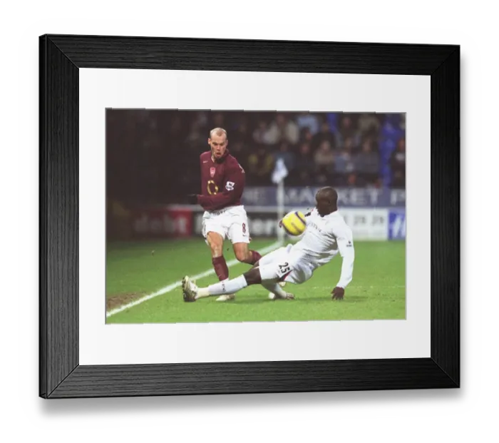 Framed Print : Freddie Ljungberg (Arsenal) Abdoulaye Faye (Bolton)