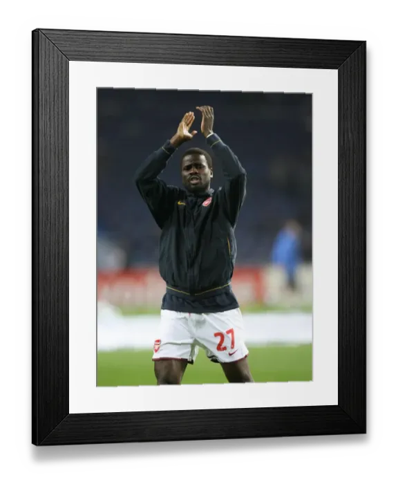 Framed Print : Arsenal defender Emmanuel Eboue waves to the fans before the match