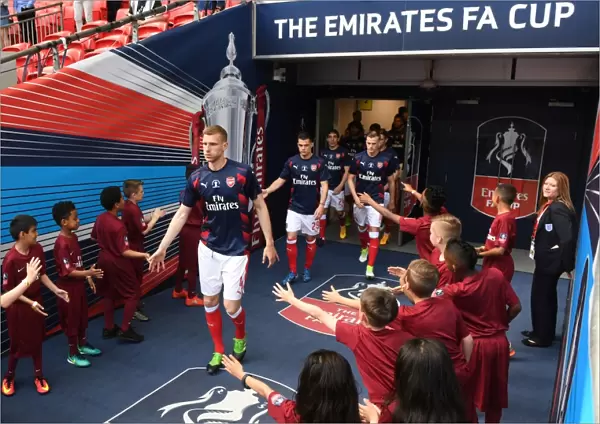 Arsenal's Per Mertesacker Leads Team Out at FA Cup Final vs Chelsea