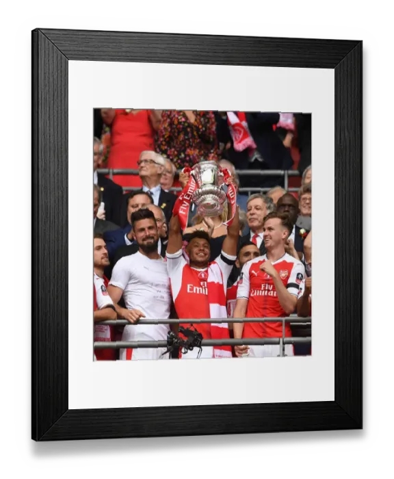 Framed Print : Alex Oxlade-Chamberlain (Arsenal) lifts the FA Cup. Arsenal 2: 1 Chelsea. FA Cup Final