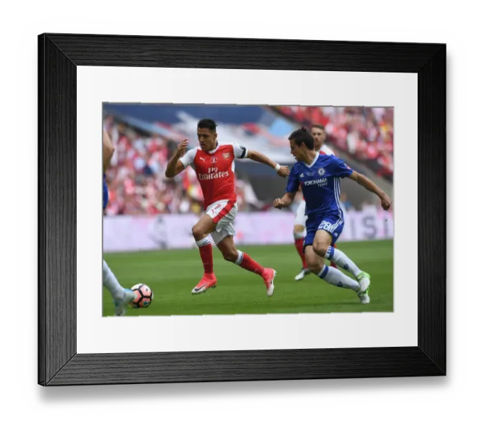 Framed Print : Alexis Sanchez (Arsenal) Cesar Azpilicueta (Chelsea). Arsenal 2: 1 Chelsea. FA Cup Final