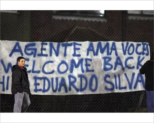 Arsenal fans welcome back Eduardo