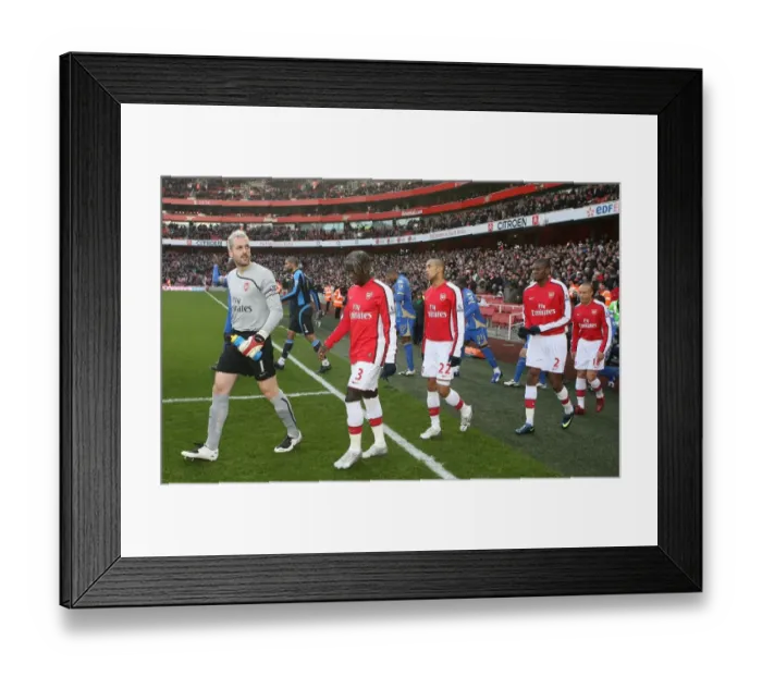 Framed Print : Arsenal captain Manuel Almunia leads out the team