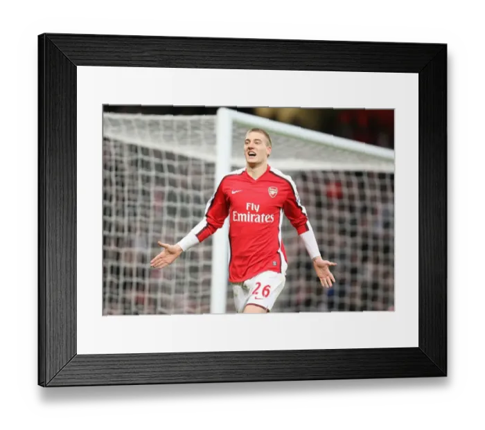 Framed Print : Niclkas Bendtner celebrates the 2nd Arsenal goal