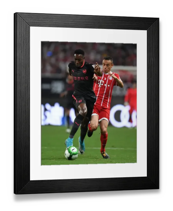 Framed Print : Welbeck vs Rafinha: Arsenal vs Bayern Munich Pre-Season Showdown (2017)