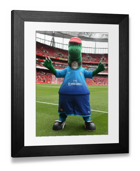 Framed Print : Gunnersaurus: Arsenal's Iconic Mascot before the Emirates Cup Match against SL Benfica (2017-18)