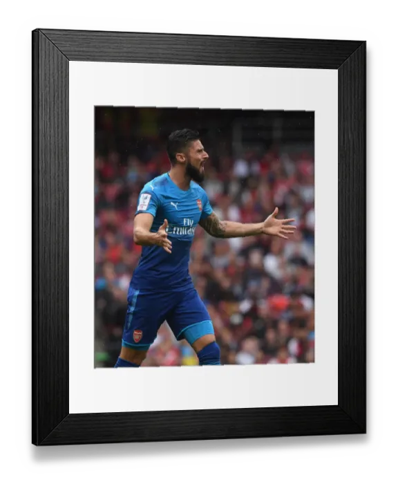 Framed Print : Olivier Giroud in Action: Arsenal vs SL Benfica - Emirates Cup 2017-18