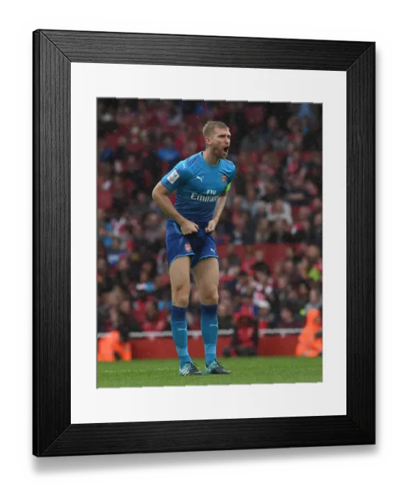 Framed Print : Per Mertesacker in Action: Arsenal vs SL Benfica, Emirates Cup 2017-18