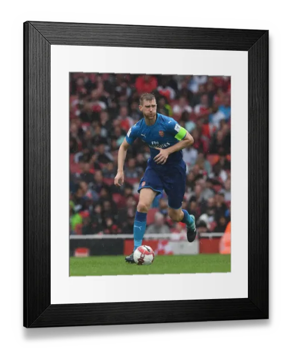 Framed Print : Per Mertesacker in Action: Arsenal vs SL Benfica - Emirates Cup 2017-18