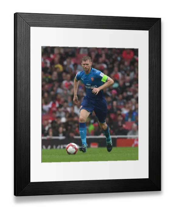Framed Print : Per Mertesacker in Action: Arsenal vs SL Benfica, Emirates Cup 2017-18 Framed Print : Per Mertesacker in Action: Arsenal vs SL Benfica, Emirates Cup 2017-18