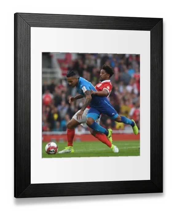 Framed Print : Theo Walcott vs Eliseu: Intense Battle at Arsenal v Benfica - Emirates Cup 2017-18