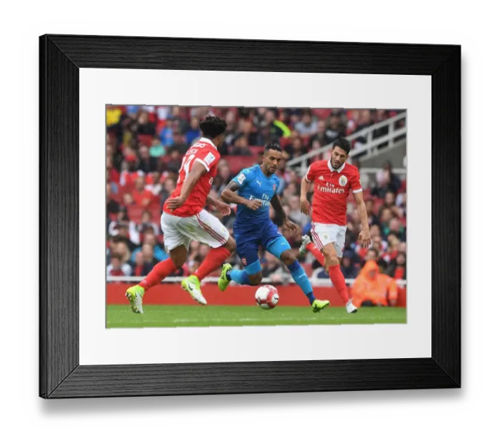 Framed Print : Theo Walcott's Impressive Outmaneuver of Pizzi: Arsenal vs SL Benfica - Emirates Cup 2017-18