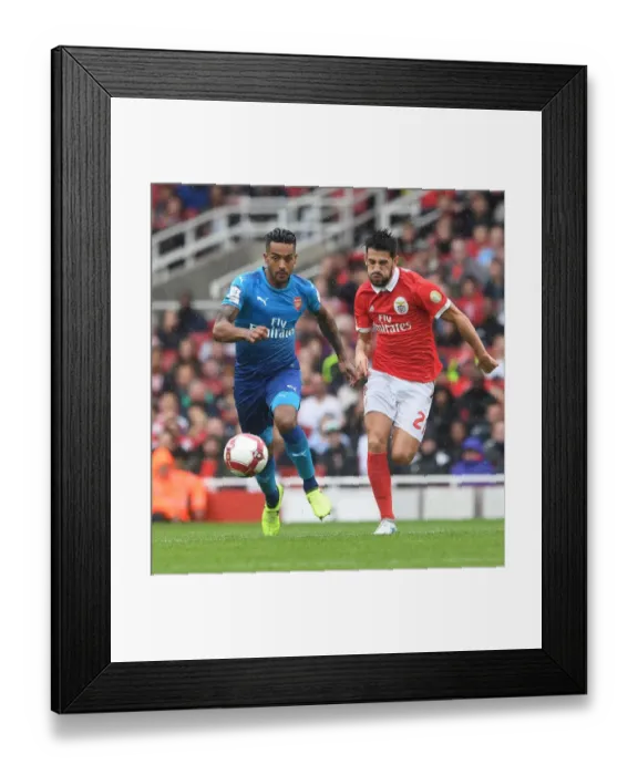 Framed Print : Theo Walcott Outmaneuvers Pizzi: Arsenal vs SL Benfica, Emirates Cup 2017-18